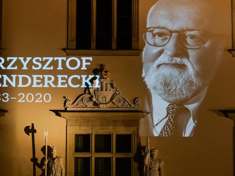 Ein Porträt des polnischen Komponisten und Dirigenten Krzysztof Penderecki (1933 – 2020) ist an das Rathaus von Krakau projiziert, wo der Künstler verstarb.