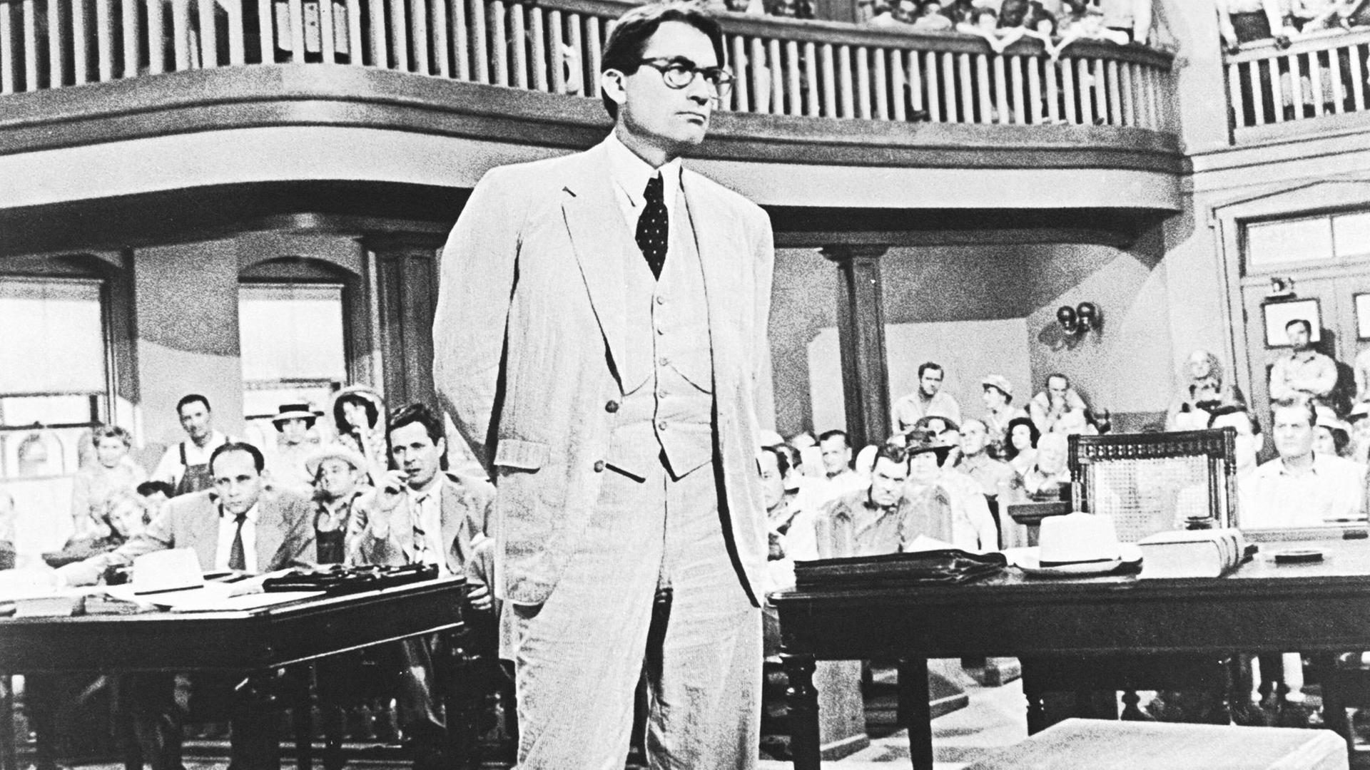 Filmszene mit Gregory Peck als der Südstaatenanwalt Atticus Finch in "To Kill a Mockingbird"