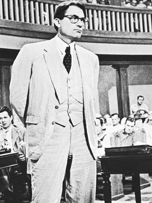 Filmszene mit Gregory Peck als der Südstaatenanwalt Atticus Finch in "To Kill a Mockingbird"