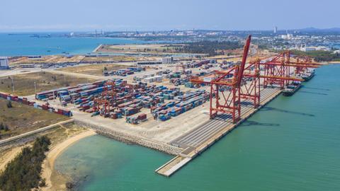 Luftaufnahme vom Hafen Yangpu in Hainan