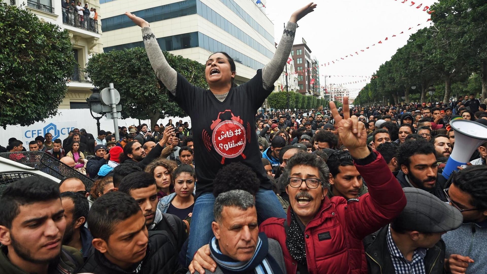Demonstranten in Tunesiens Hauptstadt Tunis protestieren gegen Preisanstiege und die Sparpolitik