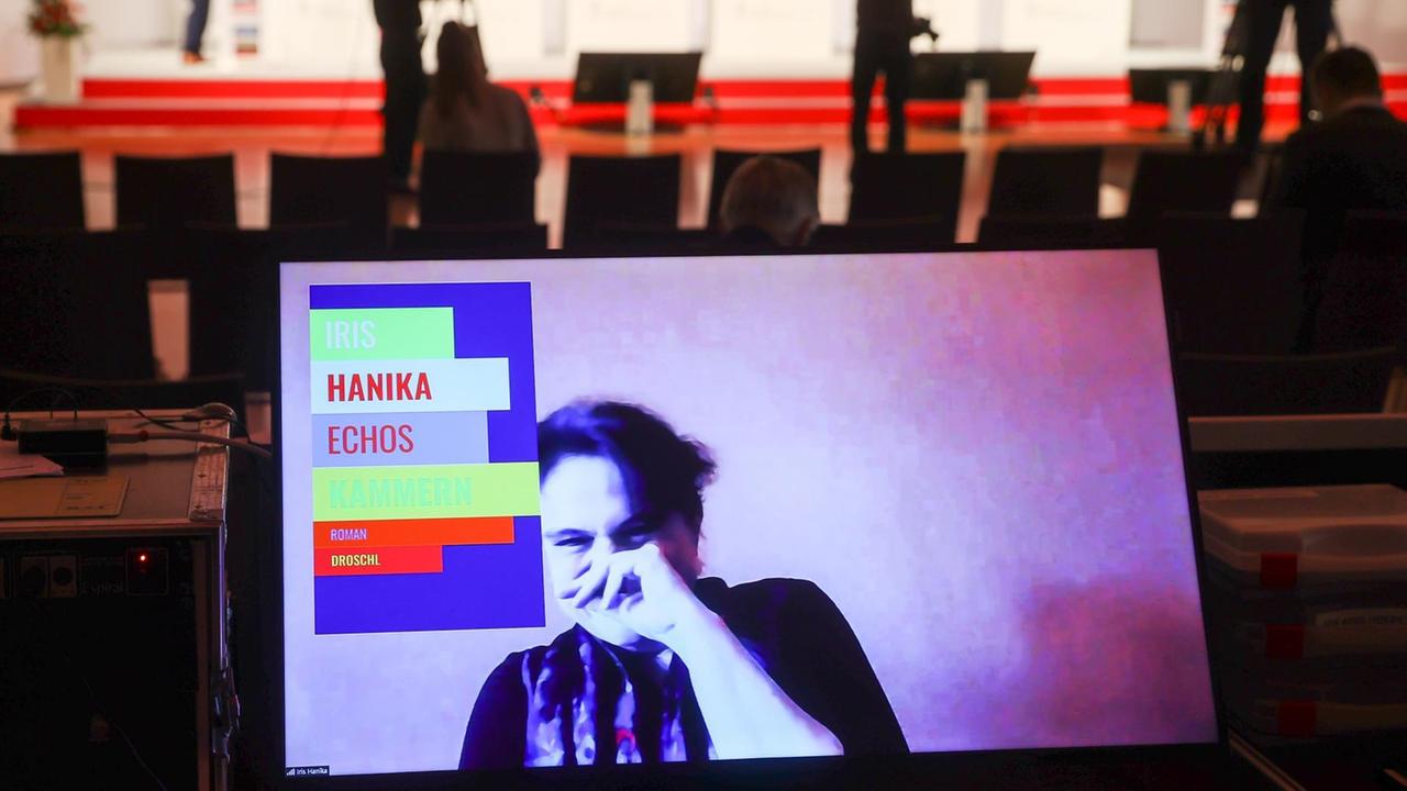 Iris Hanika, Schriftstellerin, ist in einer Videokonferenz nach dem Erhalt des Preises der Leipziger Buchmesse auf einem Bildschirm zu sehen.