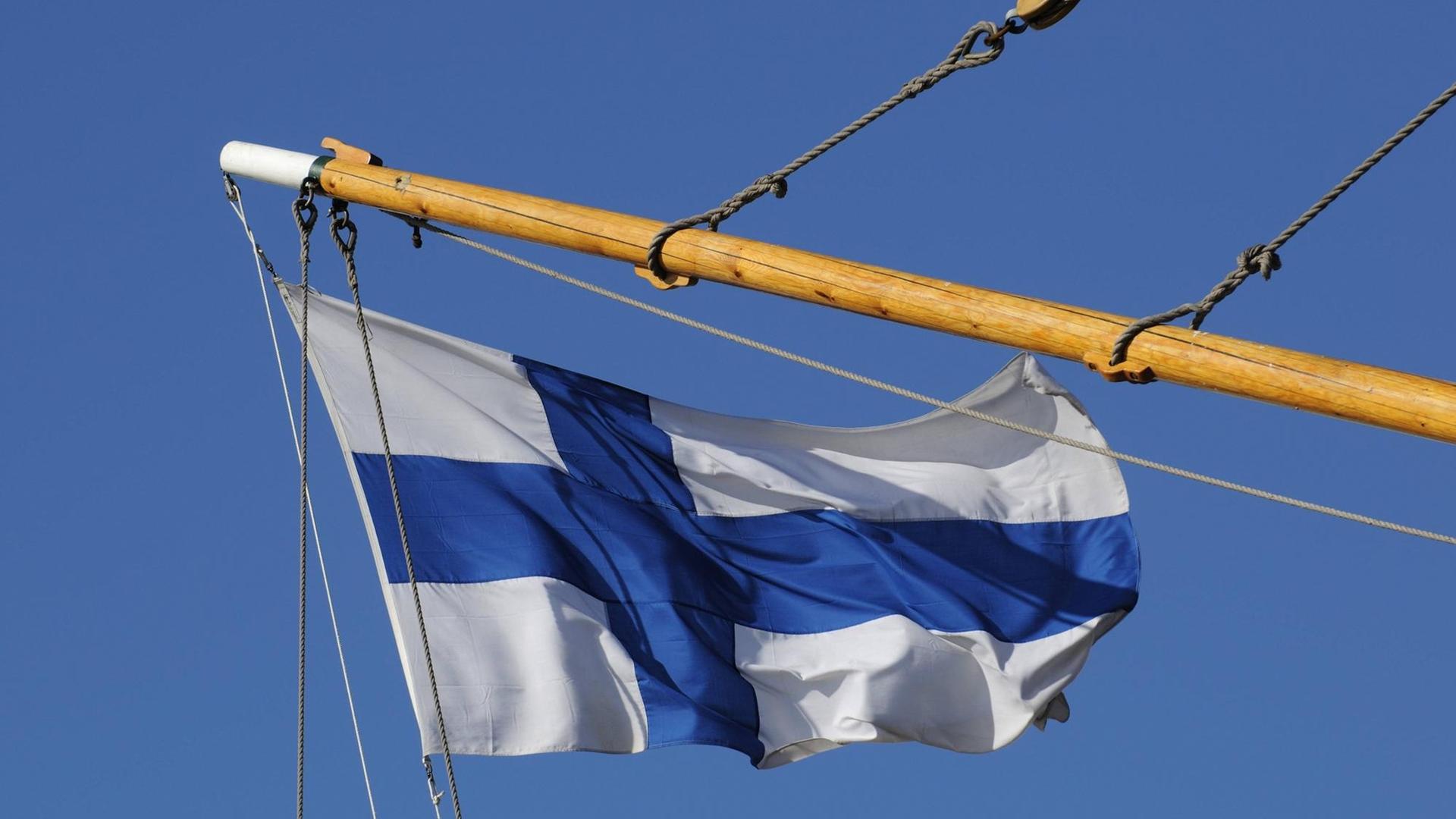Flagge auf einer Segelyacht in Helsinki.