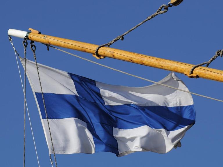 Flagge auf einer Segelyacht in Helsinki.