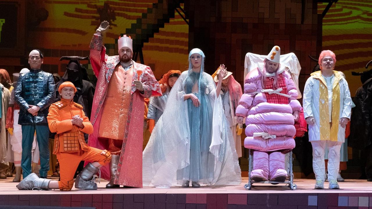 Menschen in sehr bunten Kostümen bei den Proben zur Oper "Die Liebe zu drei Orangen".