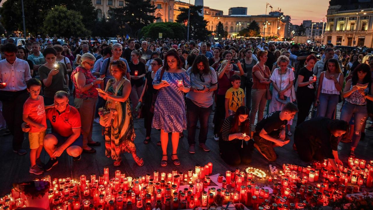 Menschen in Rumäniens Hauptstadt Bukarest entzünden Kerzen in Gedenken an eine getötete Jugendliche.
