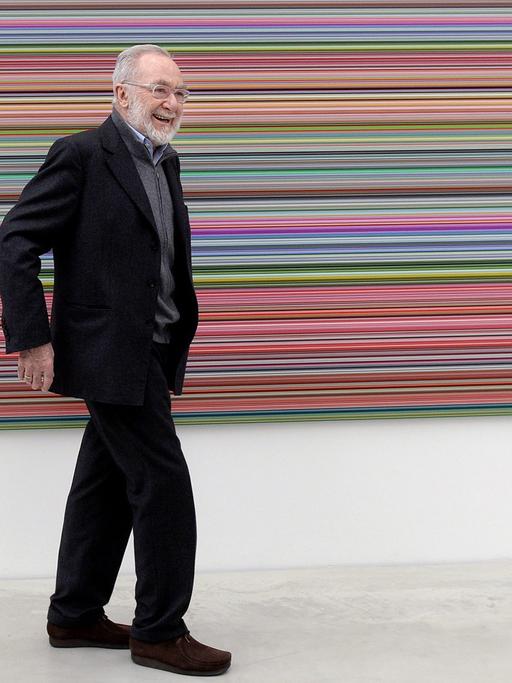 Gerhard Richter vor einem Gemälde aus der Serie "Strips" in einer Ausstellung im Kunstmuseum Winterthur