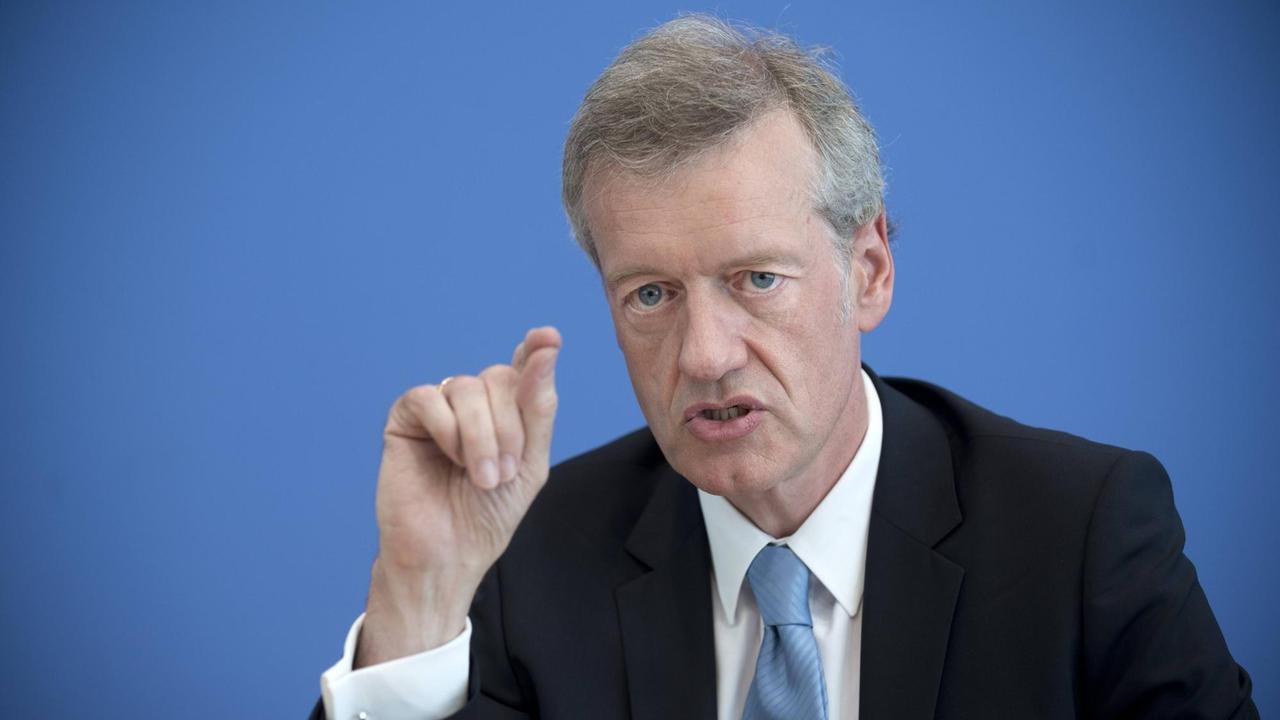 Ferdinand Gerlach gestikuliert.