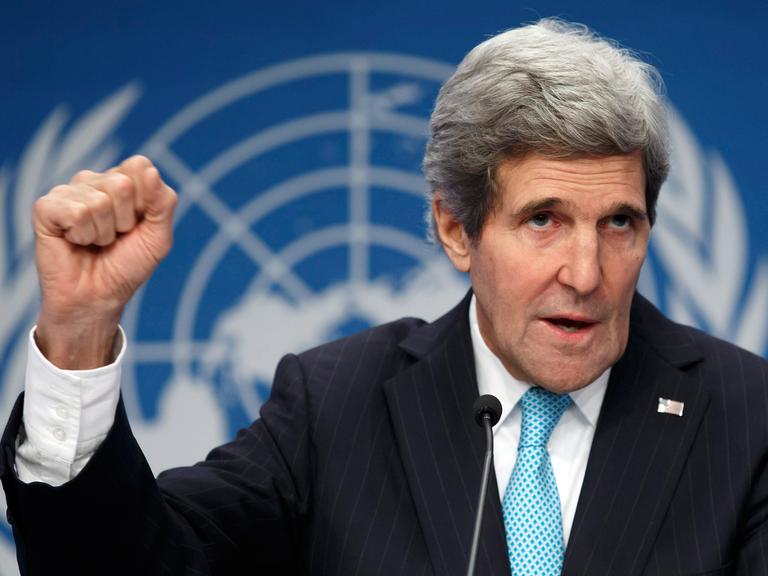 US-Außenminister John Kerry gestikuliert während einer Pressekonferenz.