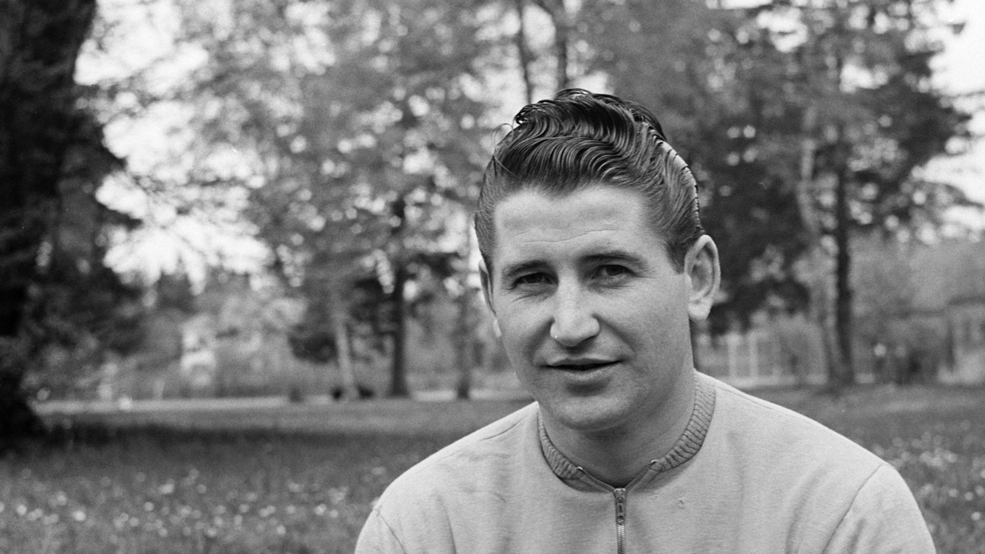 Schwarz-Weiß-Foto-Porträt eines Mannes um die 30, aufgenommen im Vorfeld der Fußball- WM 1958.Undatierte Aufnahme.