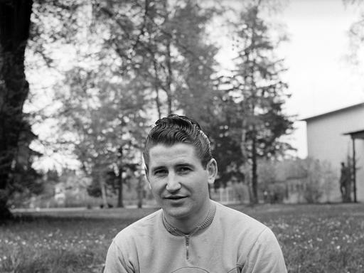 Schwarz-Weiß-Foto-Porträt eines Mannes um die 30, aufgenommen im Vorfeld der Fußball- WM 1958.Undatierte Aufnahme.