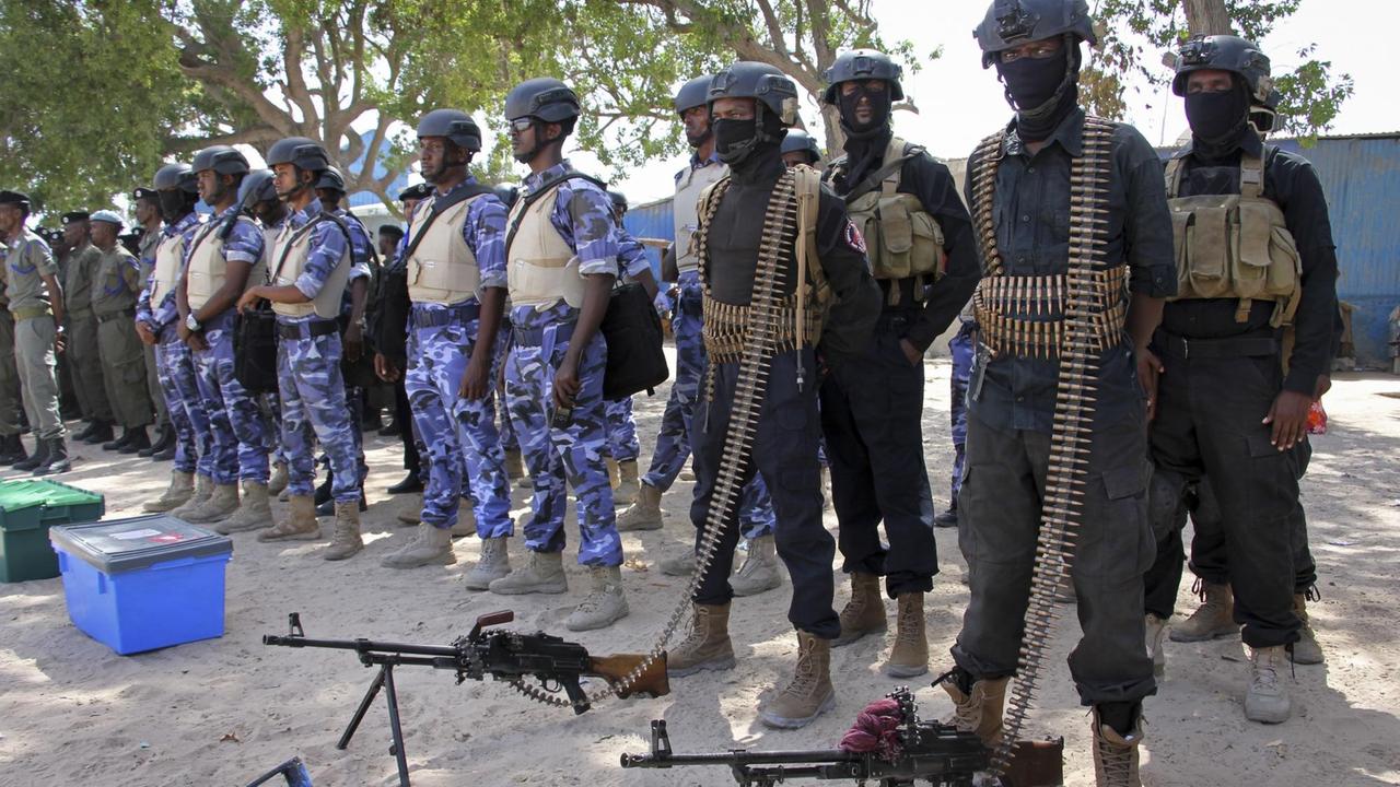 Somalische Soldaten bereiten sich am 07.02.2017 in Mogadischu auf die Sicherung der Hauptstadt vor. Unter stark verschärften Sicherheitsvorkehrungen wählt das somalische Parlament einen neuen Präsidenten.