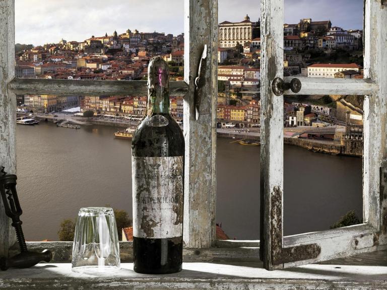 Blick durch ein Fenster auf Porto in Portugal