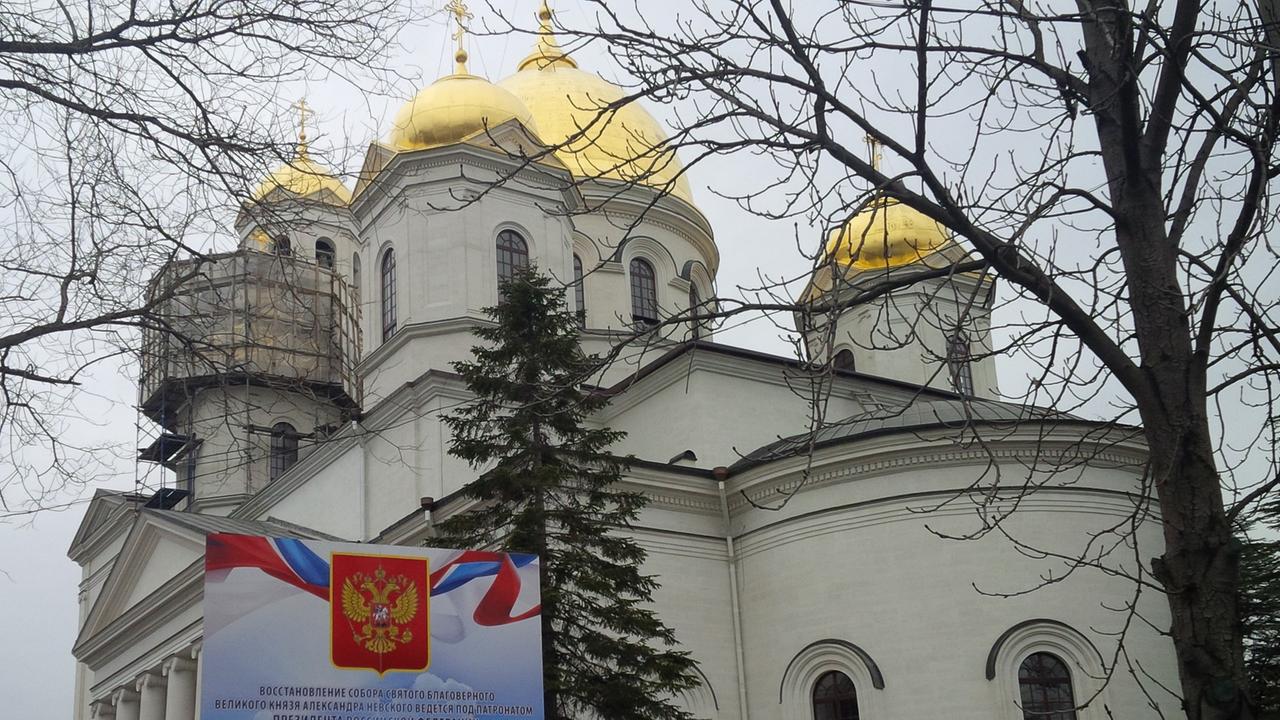 Die Alexander Newskij Kathedrale in Simferopol untersteht dem Moskauer Patriarchat und wird unter Putins Schirmherrschaft renoviert.
