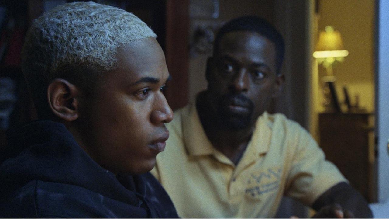 Zu sehen ist ein Szenenbild des Films "Waves": Ein Schwarzer Jugendlicher mit blondierten Haaren wird von seinem Vater angesprochen. Zu sehen ist ein Szenenbild des Films "Waves": Ein Schwarzer Jugendlicher mit blondierten Haaren wird von seinem Vater angesprochen.