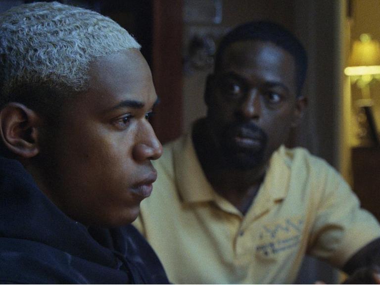 Zu sehen ist ein Szenenbild des Films "Waves": Ein Schwarzer Jugendlicher mit blondierten Haaren wird von seinem Vater angesprochen.