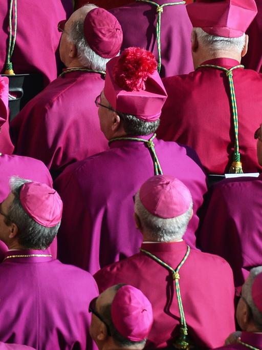 Kardinäle stehen auf dem Petersplatz in Rom
