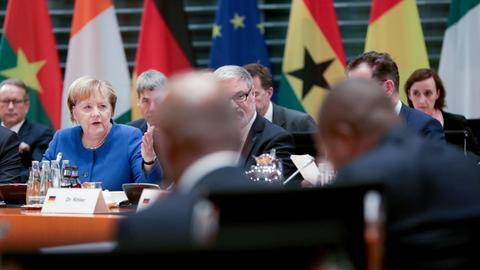 19.11.2019, Berlin: Bundeskanzlerin Angela Merkel (CDU, l) sitzt am Rande der Konferenz "Compact with Africa" im Bundeskanzleramt mit den Teilnehmern an einem runden Tisch. Die Initiative Compact with Africa wurde 2017 unter der deutschen G20-Präsidentschaft ins Leben gerufen. Sie soll erreichen, mehr private Investitionen aus den reichen Industriestaaten nach Afrika zu bringen. Foto: Michael Sohn/AP Pool/dpa | Verwendung weltweit