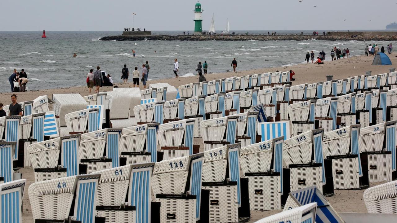 Weitgehende leere Strandkörbe im Ostseebad Warnemünde (Mecklenburg-Vorpommern).