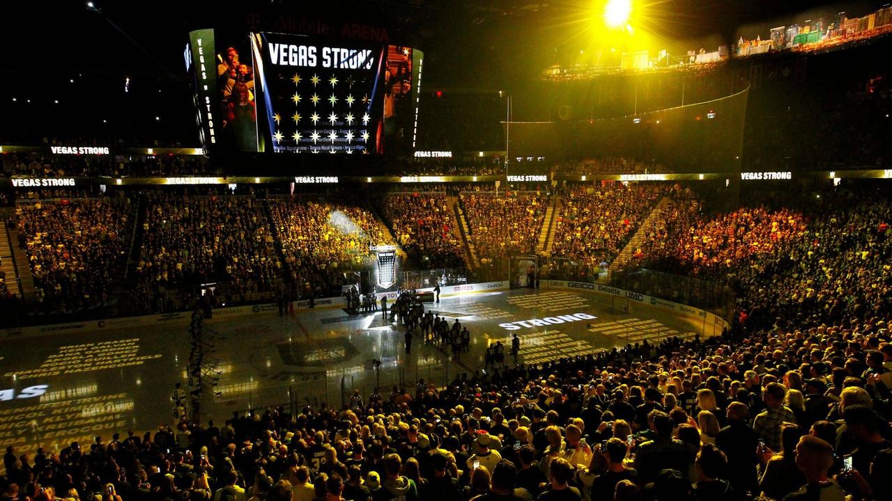 Zeremonie in der Eishockey-Arena der Las Vegas Golden Knights. Auf einem großen Bildschirm die Aufschrift "Vegas Strong"