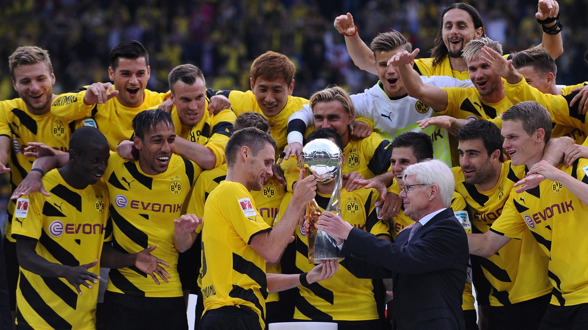 Borussia Dortmund gewinnt den Super-Cup. Borussia Dortmund gewinnt den Super-Cup.