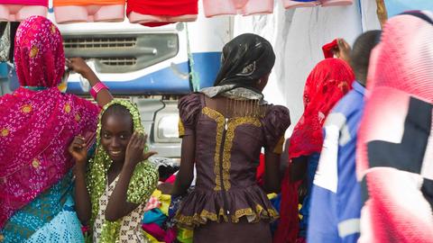 Frauen auf einem Markt in Touba, Senegal.