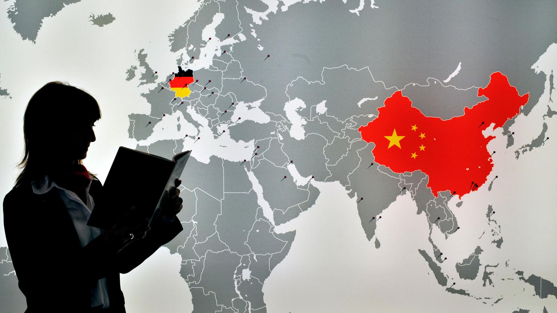 Weltkarte, auf der Deutschland und China in ihren Landesfarben herausgehoben wurden