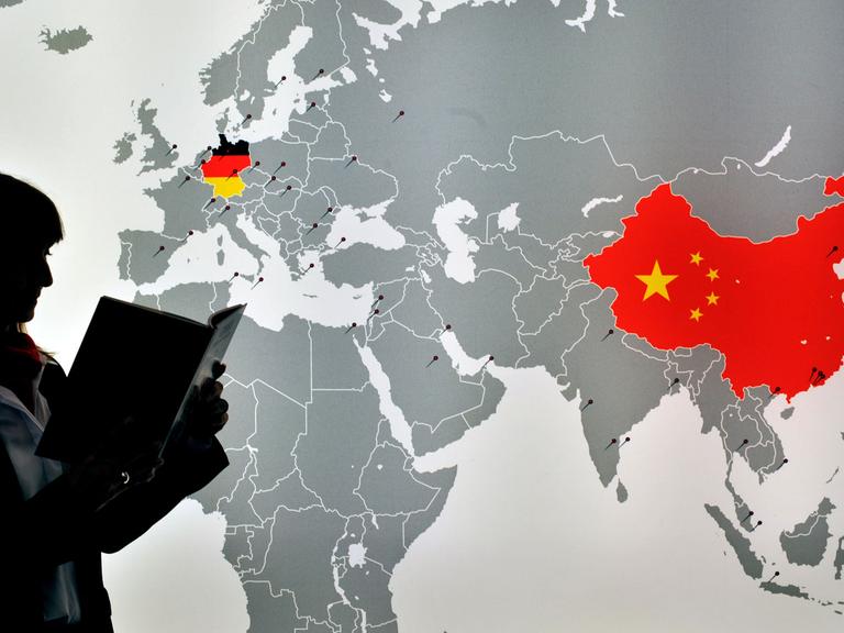 Weltkarte, auf der Deutschland und China in ihren Landesfarben herausgehoben wurden
