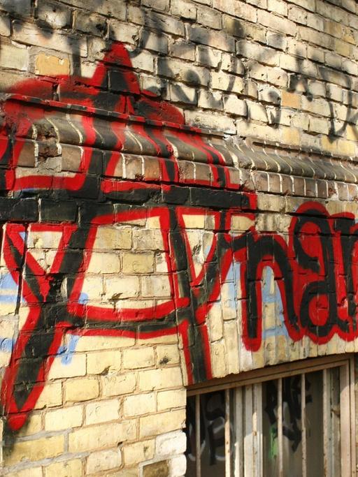 Der Schriftzug "Anarchy" - englisch für Anarchie oder auch Anarchismus - gemalt auf eine Wand, aufgenommen in Berlin im März 2011.