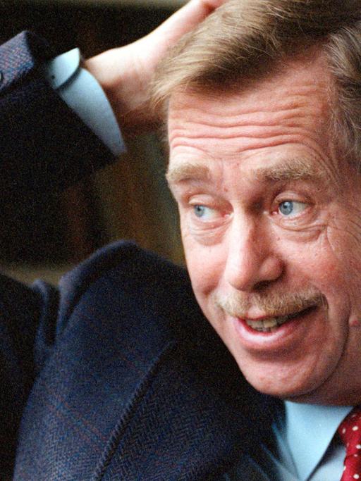 Václav Havel in seiner Wohnung, aufgenommen am 25.1.1993, einen Tag bevor er zum ersten Staatspräsidenten der Tschechischen Republik gewählt wurde.