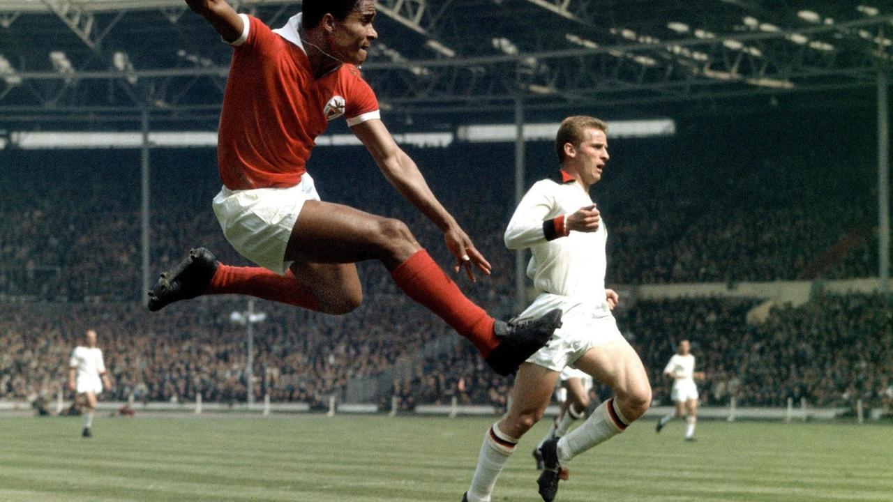 Benfica-Torjäger Eusébio auf dem Spielfeld mit Mailands Mittelfeldspieler Giovanni Trapattoni. Aufgenommen im Mai 1963.