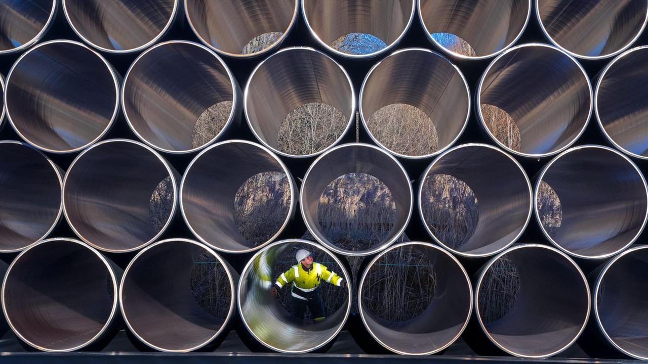 Ein Mitarbeiter prüft Rohre für die Gaspipeline Nord Stream 2.