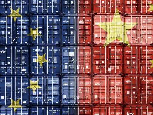 Gestapelte Container in den Nationalfarben von der EU und der Volksrepublik China.