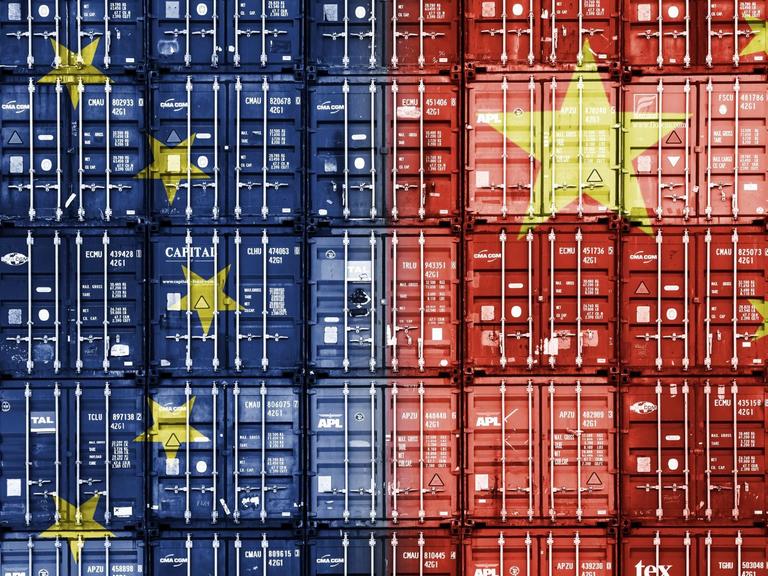 Gestapelte Container in den Nationalfarben von der EU und der Volksrepublik China.