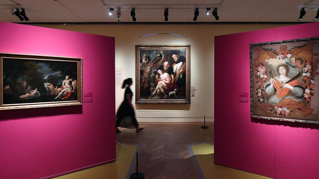 Im Reiss-Engelhorn Museum Zeughaus in Mannheim (Baden-Württemberg) werden am 06.09.2016 die Gemälde, v.l. "Das Bad der Diana" von Giovanni Gioseffo dal Sole (um 1700), "Susanna und die Alten" von Jakob Jordaens gezeigt.