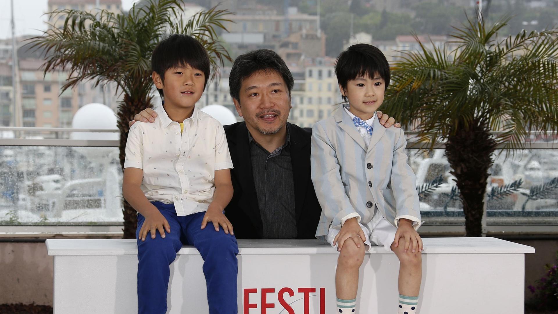 Cannes: Der japanische Regisseur Hirokazu Kore-eda mit den Schauspielern Shogen Hwang (links) und Keita Ninomiya aus dem Film "Like Father, like Son" auf dem Filmfestival