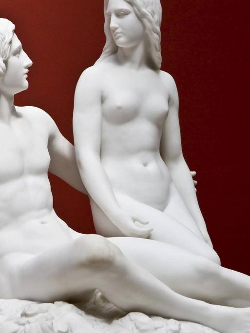 Skulptur von Adam und Eva vor dem Sündenfall.