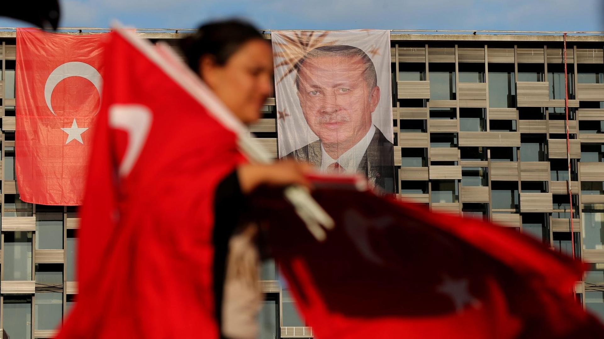 Erdogan verhängt Ausnahmezustand über die Türkei (22.07.2016)