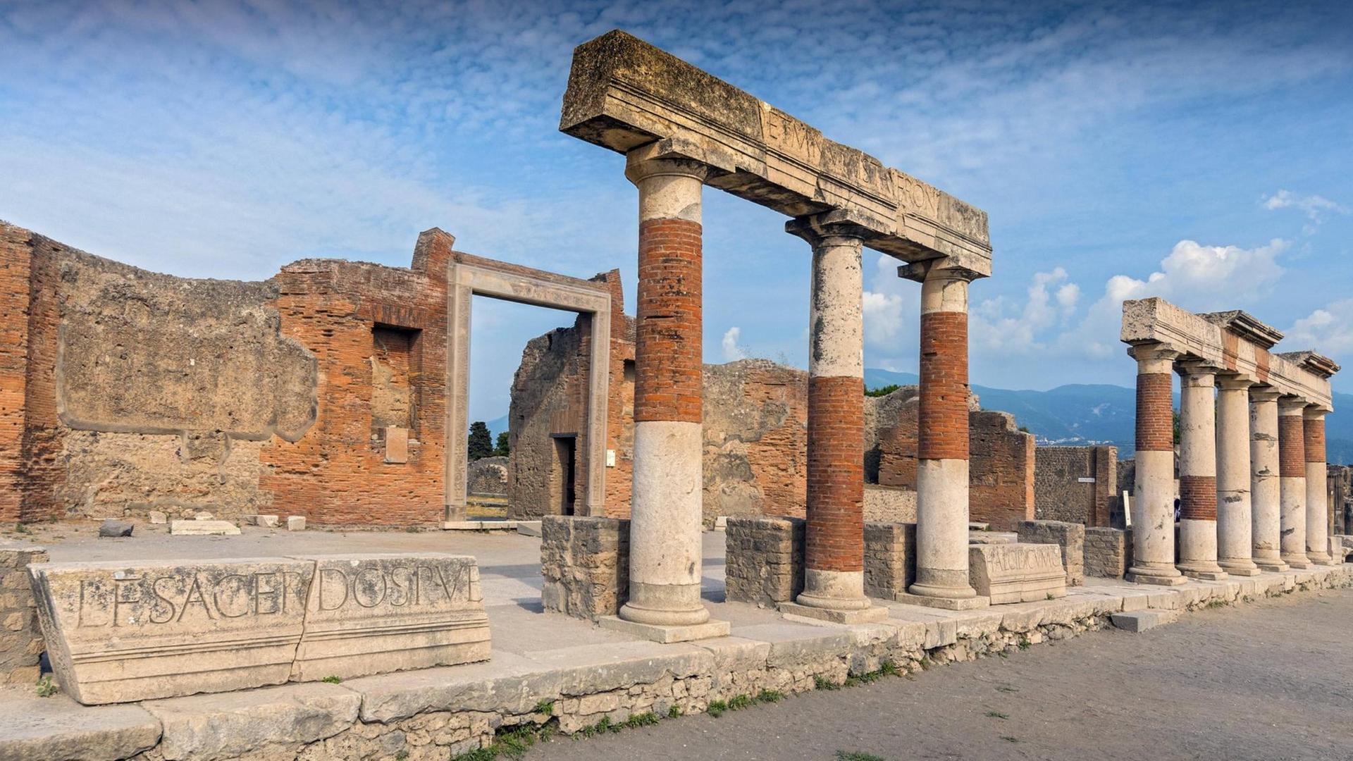 Stein- und Ziegelsäulen im Forum der archäologischen Ausgrabungsstätte Pompeji.