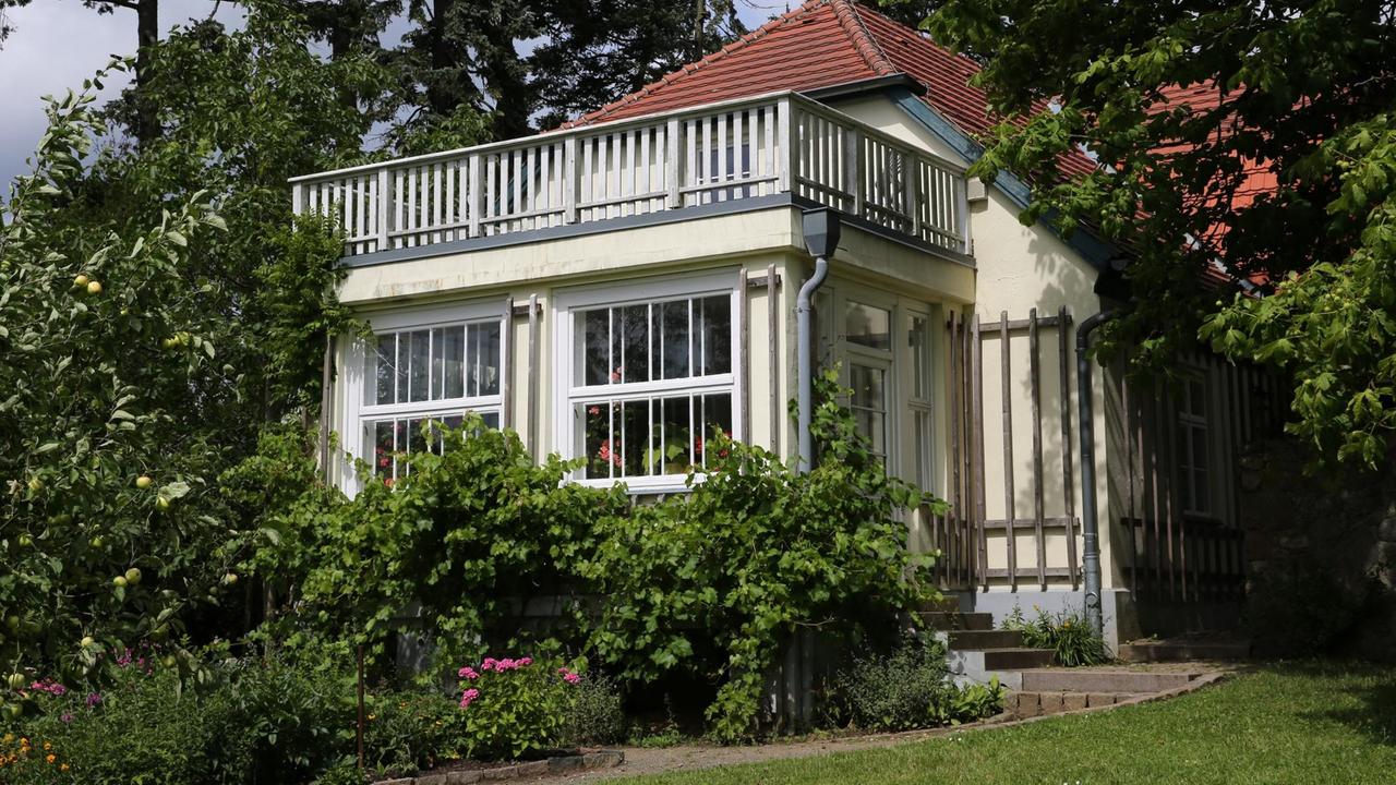 Ansicht des Hans-Fallada-Hauses mit Vorgarten.