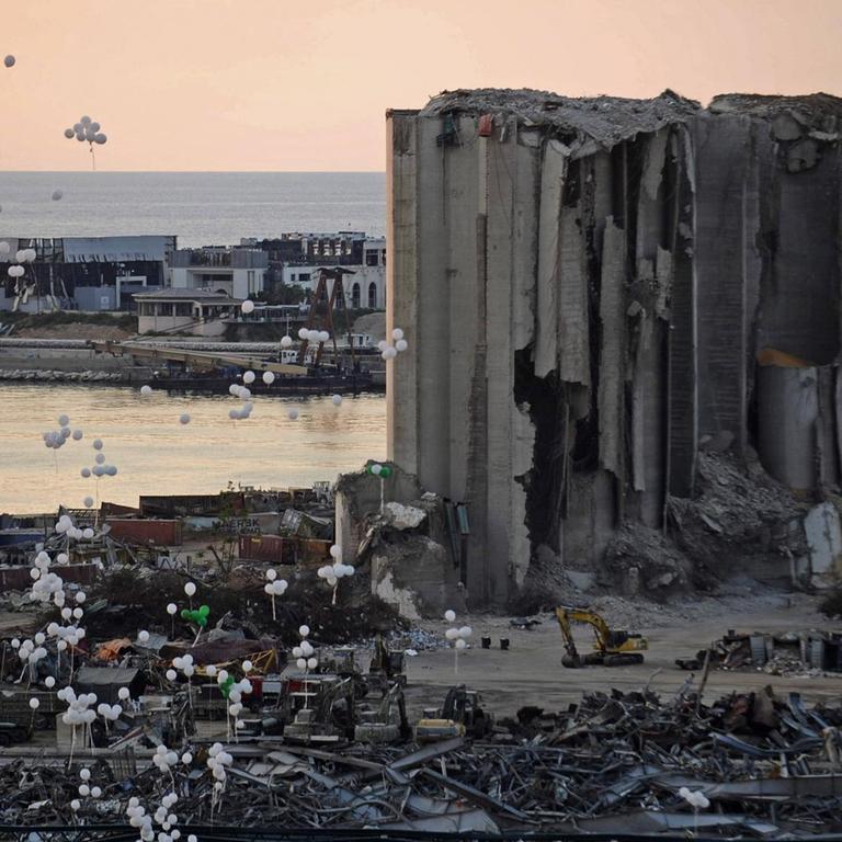 Weiße Luftballons fliegen über dem zwerstörten Hafen in Beirut, 10. Oktober 2020