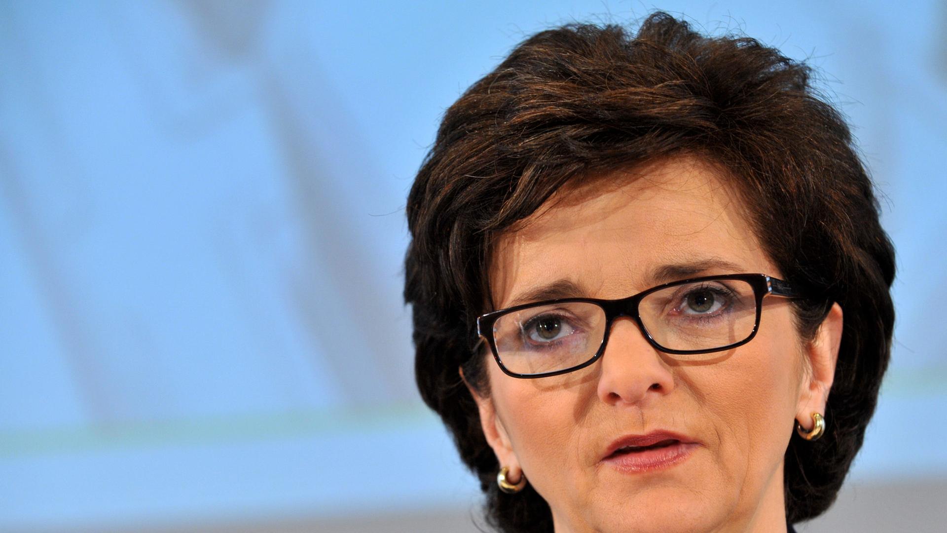 Die Vorstandsvorsitzende der Hypo Real Estate (HRE), Manuela Better, schaut am Donnerstag (01.03.2012) auf der Bilanzpressekonferenz der Bank in München (Oberbayern) in den Saal.