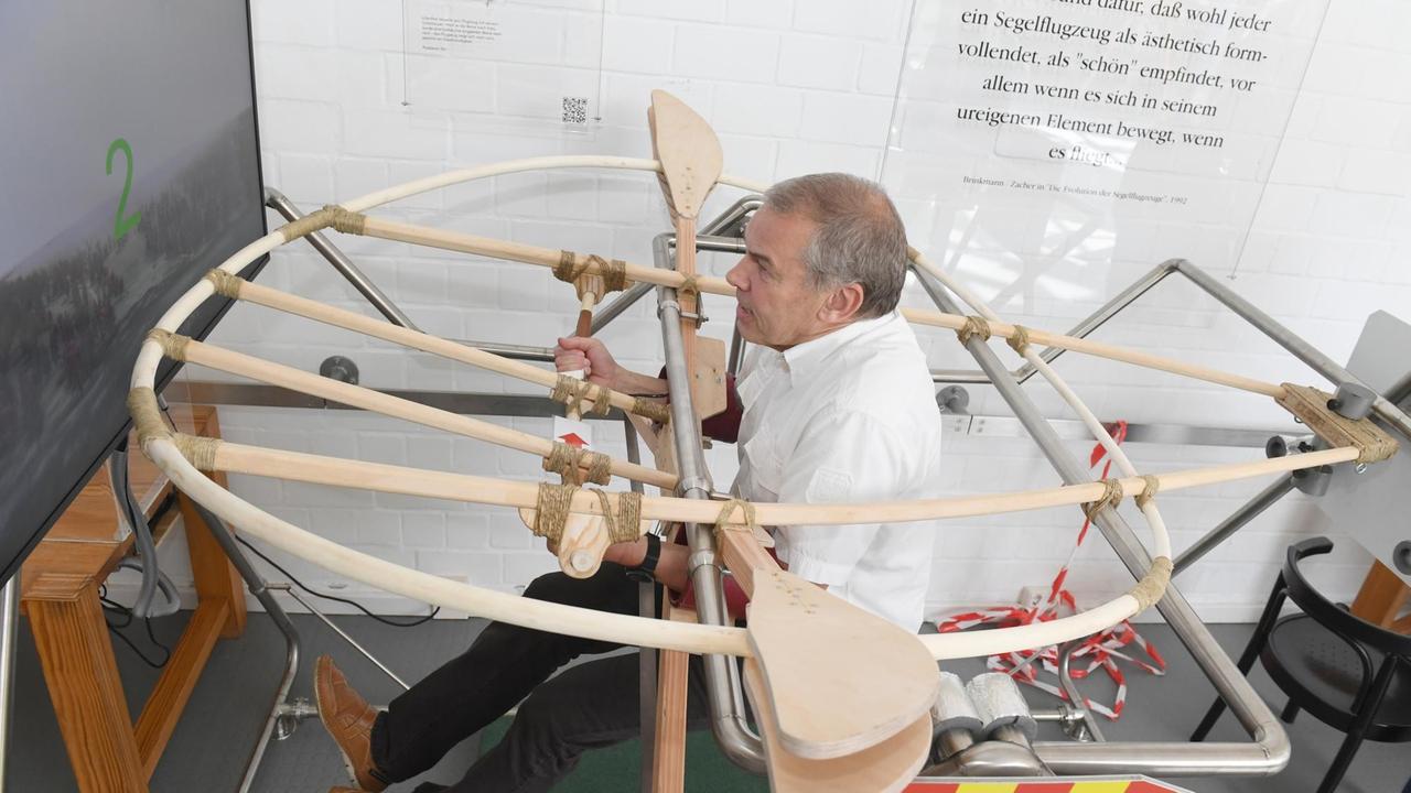 Der Leiter des Otto-Lilienthal-Museums Bernd Lukasch probiert im Flugsimulator des Cockpit eines Lilienthal-Gleiters, wie der Pionier im 19. Jahrhundert seine Fluggeräte steuerte. 