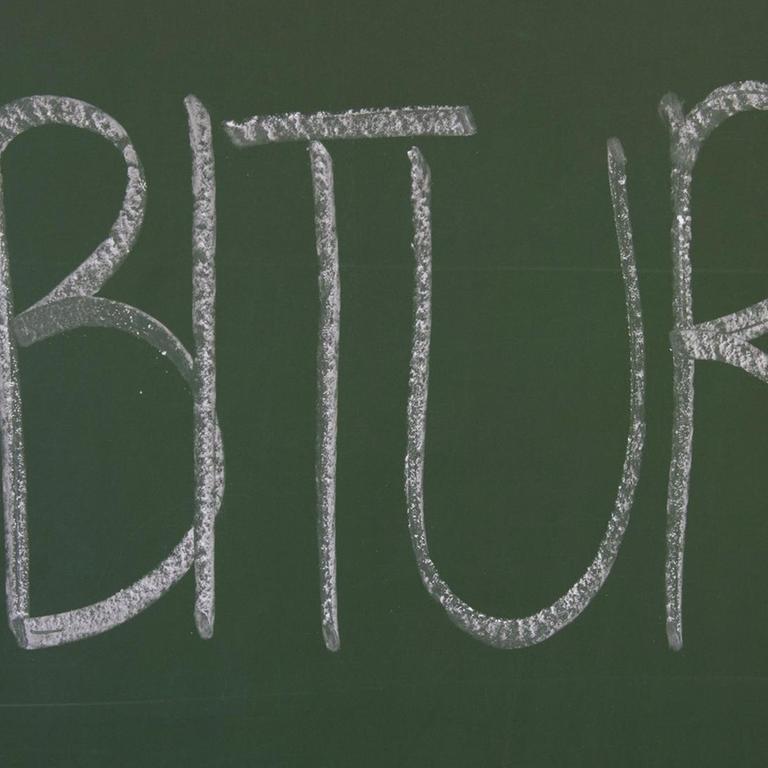 Eine Schülerin schreibt am 20.05.2015 in einem Klassenzimmer des Gymnasiums in Esslingen (Baden-Württemberg) den Buchstaben R des Wortes Abitur mit einer Kreide nach.