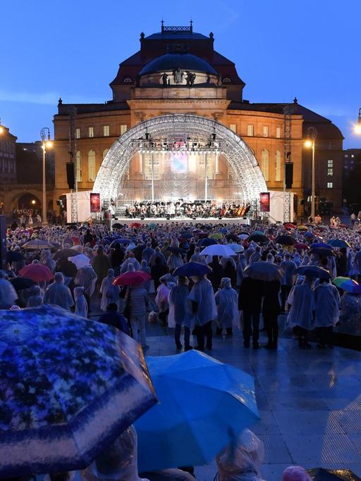 6000 Leute hören Beethovens Neunte Symphonie auf dem Theaterplatz in Chemnitz