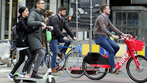 Fahrräder und E-Scooter fahren über die Straße