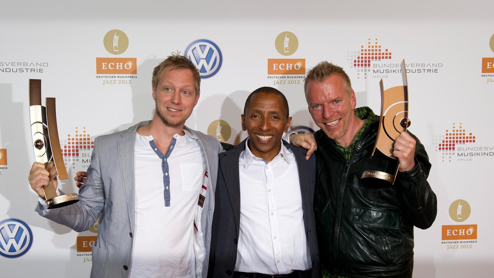 Die Musiker des Tingvall Trio freuen sich über den "Echo Jazz" Preis 2012 und hält die Trophäen in der Hand.