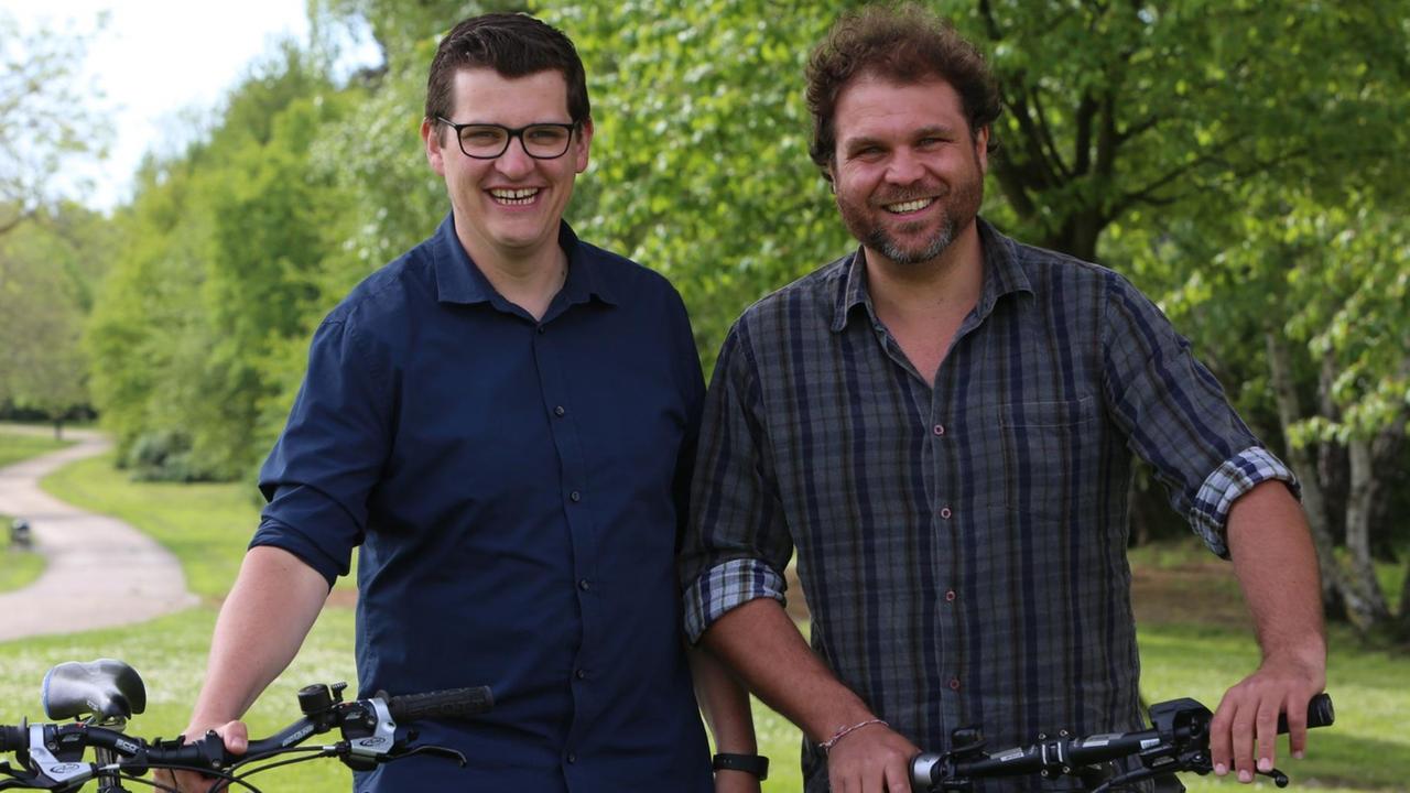 Die "Radfunk" Moderatoren Klaas Reese und Paulus Müller mit Fahrrädern.