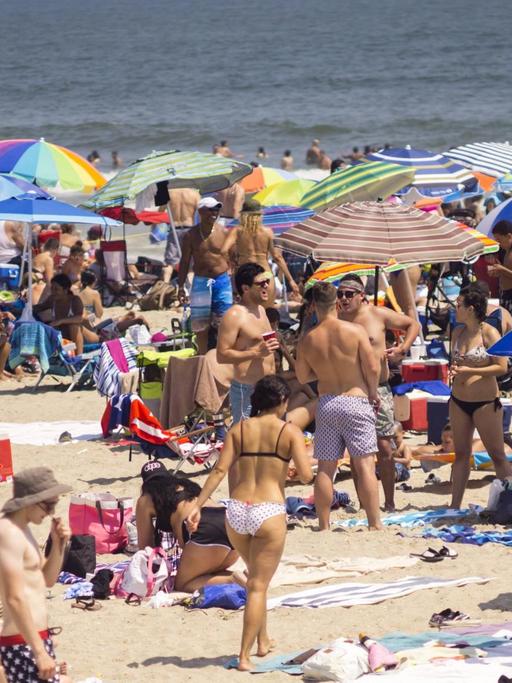 Sommer am Strand von Rockaway Beach in New York.