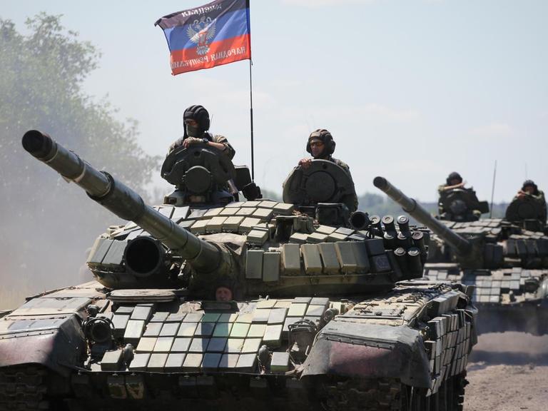 Ein Panzer der prorussischen Separatisten in der Region um Donezk
